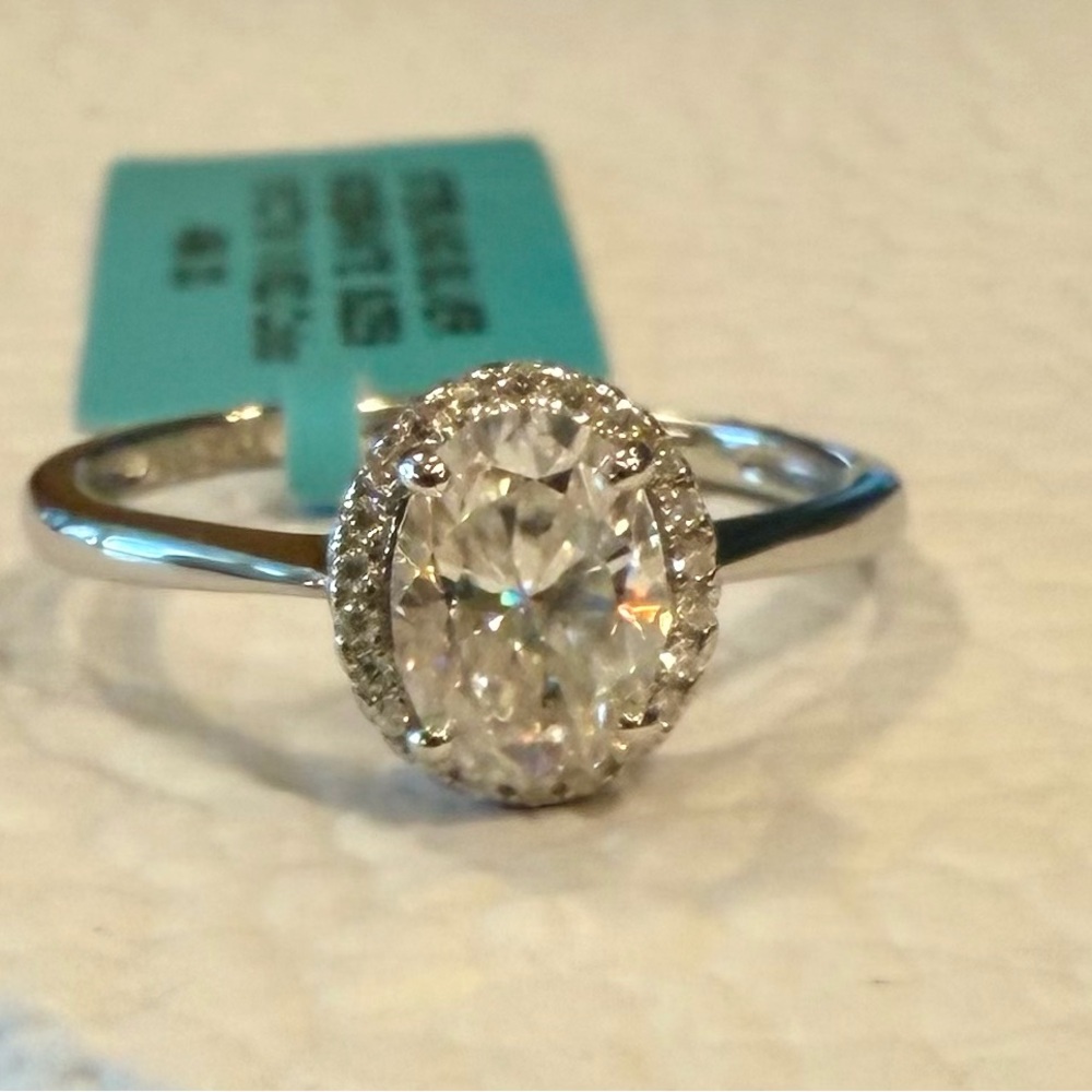 Elegant Silver Oval-Cut Ring Moissanite ring in size 9, 1.61 ct